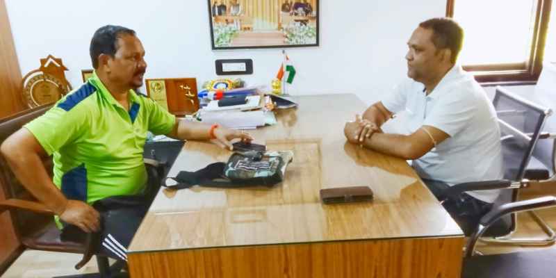 Chaibasa:  हिट एंड रन मामले के मुआवजे व एंबुलेंस की उपलब्धता को लेकर दीपक बिरुवा से मिले राजाराम गुप्ता
