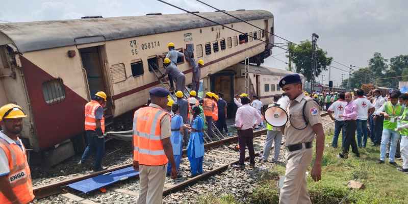 Chakradharpur : हूटर बजते ही मची अफरा तफरी, ट्रेन हादसा में राहत व बचाव के लिए हुआ मॉक ड्रिल