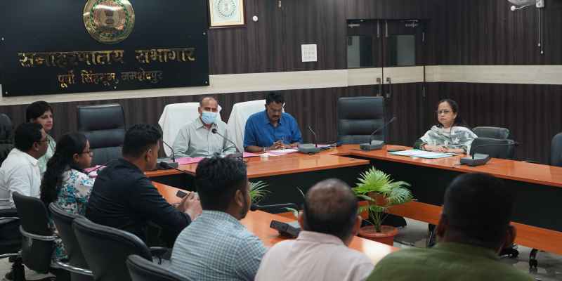 Jamshedpur: घाटशिला विधानसभा उपचुनाव को लेकर जिला निर्वाचन पदाधिकारी ने प्रिंटिंग प्रेस संचालकों के साथ की बैठक