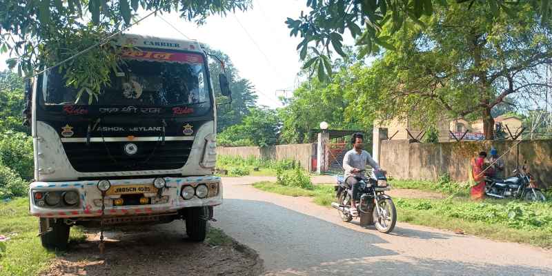 Jadugoda: खनन विभाग ने जब्त  किया अवैध गिट्टी लदा हाइवा, जादूगोड़ा थाना को सौंपा