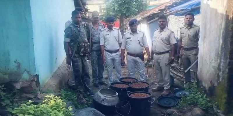 Chaibasa: अवैध शराब के विरुद्ध बड़ी कार्रवाई, 8000 किलो जावा महुआ और 900 लीटर शराब किया नष्ट