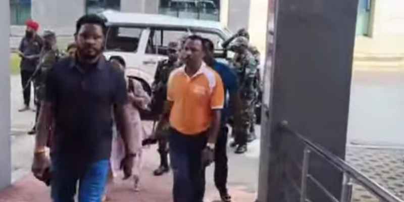 Chakradharpur : आईडी विस्फोट में घायल भाई एएसआई रामकृष्ण को देखने अस्पताल पहुंचे खरसावां विधायक दशरथ