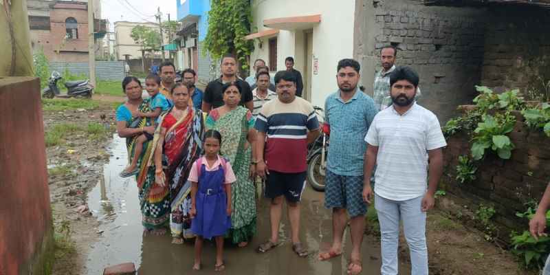 Chakradharpur : चांदमारी न्यू कॉलोनी में नौ साल से नाली निर्माण की मांग कर रहे वार्डवासी, अब आंदोलन की चेतावनी