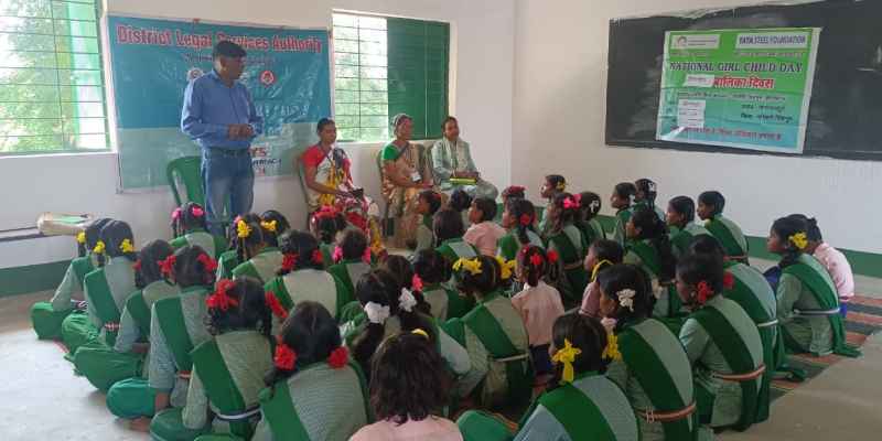Chaibasa: जिला विधिक सेवा प्राधिकार की ओर से जगन्नाथपुर में मनाया गया अंतराष्ट्रीय बालिका दिवस