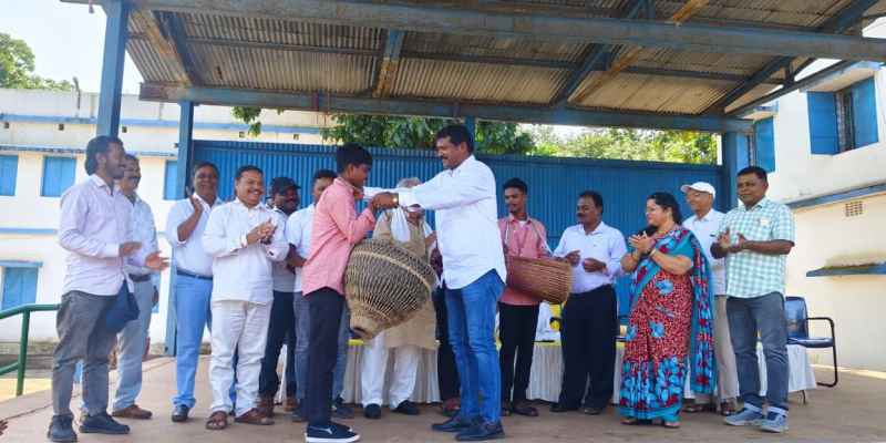 Chaibasa: छात्रों की मांग पर नोवामुंडी कालेज में विधायक सोनाराम सिंकु ने दिया मादल नगाड़ा