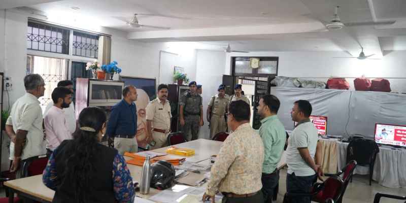 Jamshedpur: डीसी व एसएसपी ने किया जिला नियंत्रण कक्ष, सी-विजिल कंट्रोल रूम एवं एमसीएमसी कोषांग का निरीक्षण