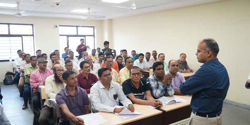 Jamshedpur: घाटशिला उपचुनाव को लेकर पीठासीन अधिकारी व प्रथम मतदान अधिकारी का प्रशिक्षण शुरू