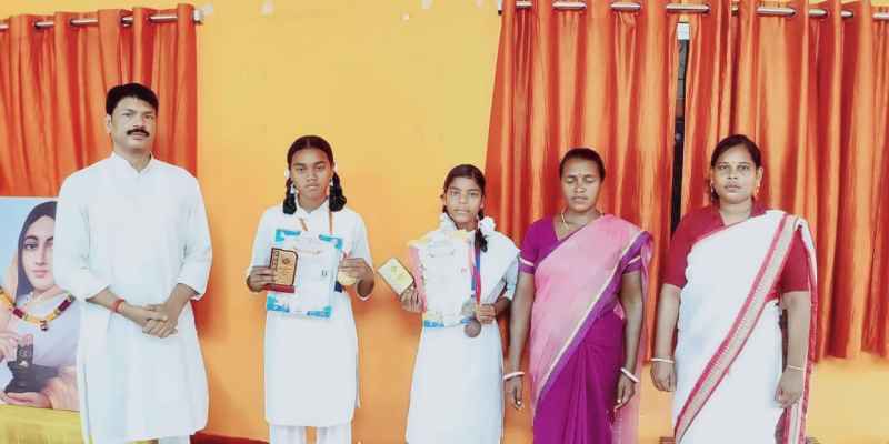 पद्मावती जैन सरस्वती शिशु विद्या मंदिर जगन्नाथपुर की दीपिका ने 3000 मीटर दौड़ में जीता स्वर्ण