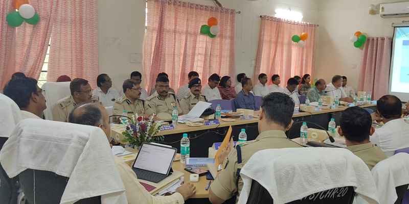 Jamshedpur: सभी मतदान केंद्रों पर एश्योर्ड मिनिमम फैसिलिटी उपलब्ध कराना सुनिश्चित करें: के. रवि कुमार