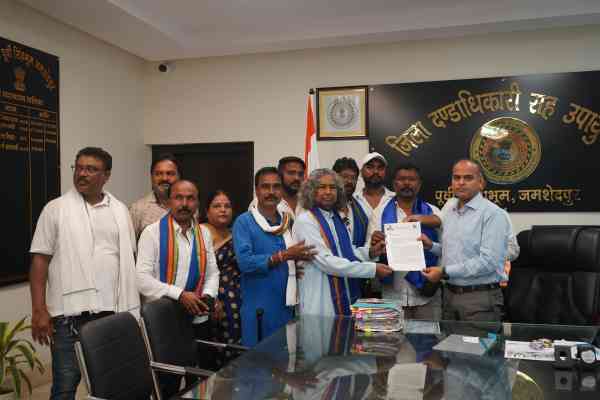 Jamshedpur : उपायुक्त ने सुनी लोगों की समस्याएं, आवेदनों पर त्वरित कार्रवाई का निर्देश