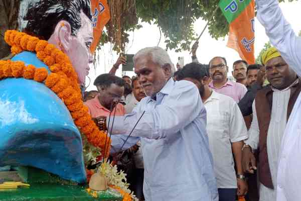 Bahragora: चंपाई सोरेन और विद्युत वरण महतो ने शहादत दिवस पर सबुआ हांसदा को दी श्रद्धांजलि