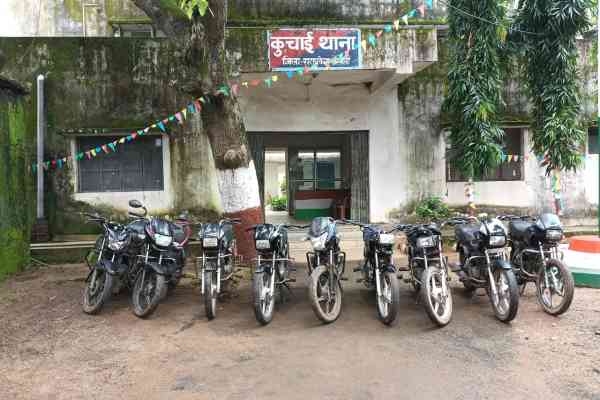 आदित्यपुर और कुचाई में वाहन चोर गिरोह का पर्दाफाश,10 गिरफ्तार, 17 बाइक और एक पिकअप वैन बरामद