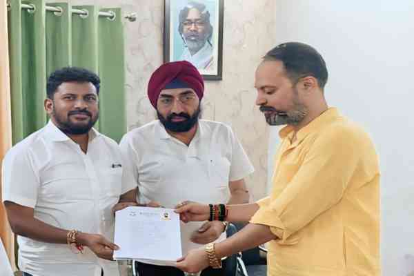 Jamshedpur : जिला उपाध्यक्ष बबलू झा ने किया अध्यक्ष पद के लिए नामांकन