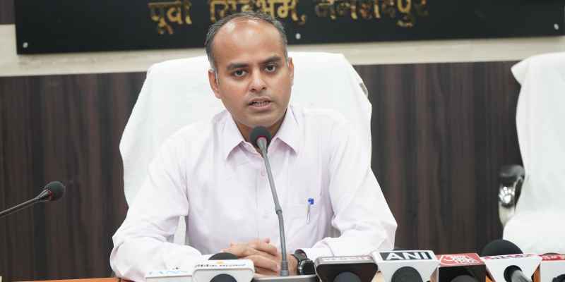 Jamshedpur: डीसी ने जारी की घाटशिला उपचुनाव के नामांकन की अधिसूचना, मिलने लगे नामांकन पत्र