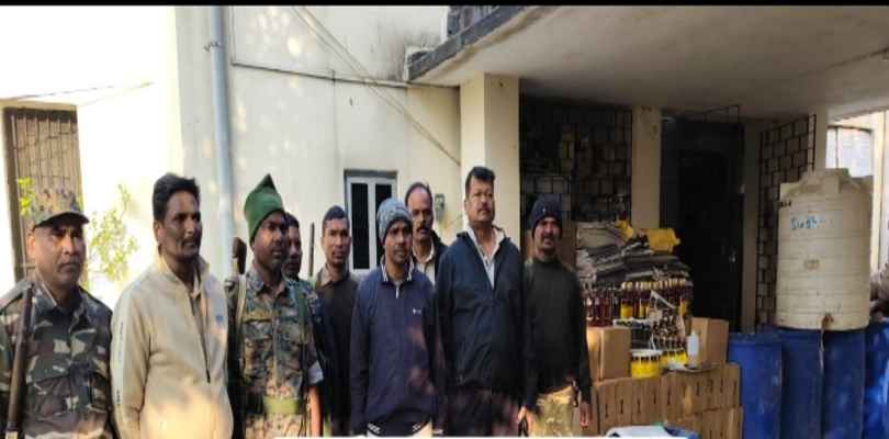 Chaibasa: झींकपानी के चडाबासा गांव में अवैध शराब की मिनी फैक्ट्री ध्वस्त, 22 लाख की सामग्री बरामद