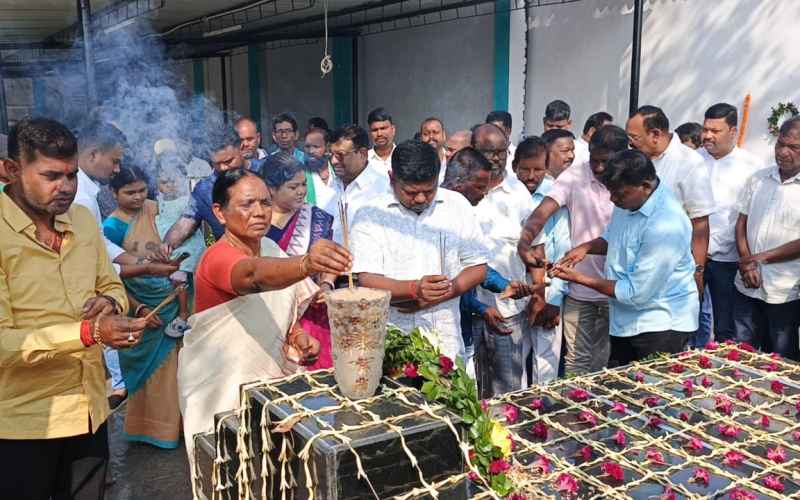 Chakradharpur : सांसद के आवासीय परिसर में बलिदान दिवस पर शहीद देवेंद्र माझी को दी गई श्रद्धांजलि