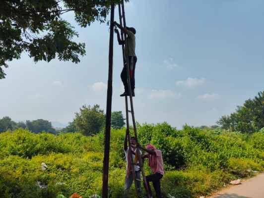Chaibasa:  श्मशान काली मंदिर व मुक्तिधाम मार्ग पर हुई लाइट की व्यवस्था