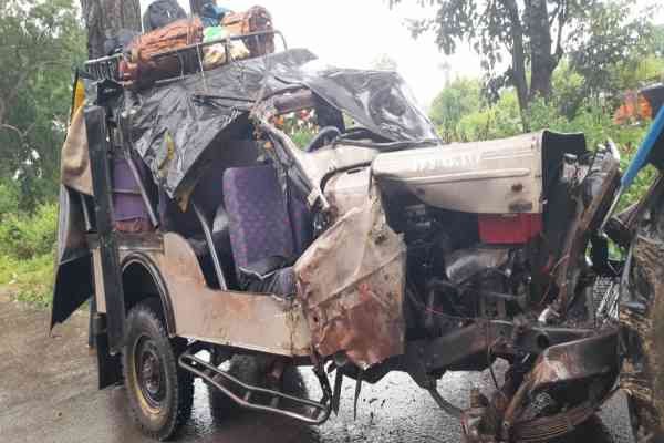 Chaibasa: हाटगम्हरिया के कुईड़ा जंगल में दो वाहन टकराए, ड्राइवर समेत तीन की मौत, कई घायल