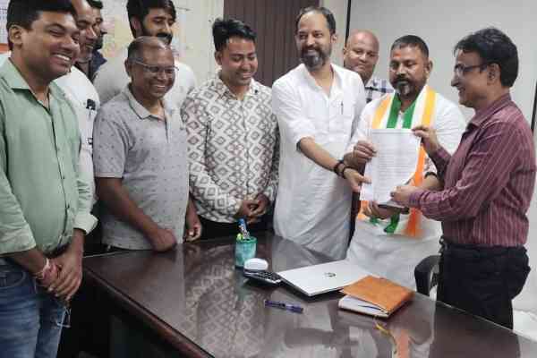 Jamshedpur:  बीएसएनएल की मनमानी के खिलाफ जमशेदपुर वेंडर एसोसिएशन ने किया धरना-प्रदर्शन