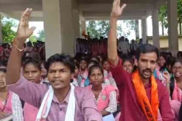 कोल्हान विश्वविद्यालय : खराब रिजल्ट और विलंब  के खिलाफ छात्रों का धरना प्रदर्शन