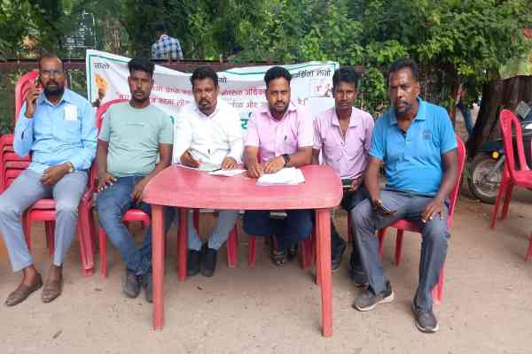 Jadugora: यूसिल में  नई ट्रांसफर नीति  के लिये आरटीआई कार्यकर्ताओं ने दिया धरना