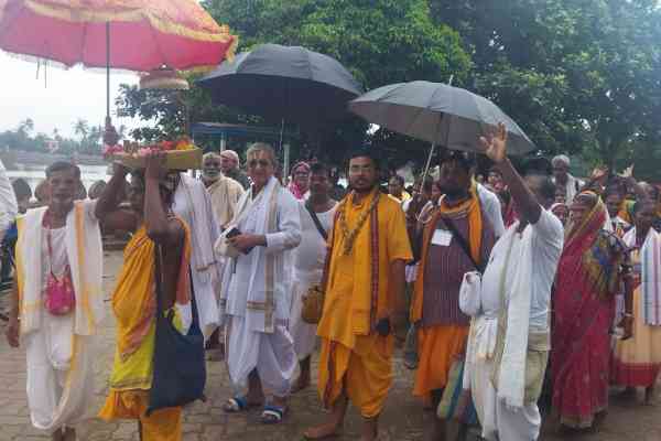 Bahragora: सैकड़ों कृष्ण भक्त श्री चैतन्य महाप्रभु की चरण पादुका के साथ 16 दिन पदयात्रा कर पहुंचे पुरी धाम
