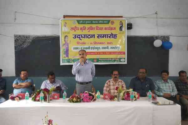 Jamshedpur : उपायुक्त ने स्कूली बच्चों को कृमि मुक्ति दवा खिलाकर किया अभियान का शुभारंभ