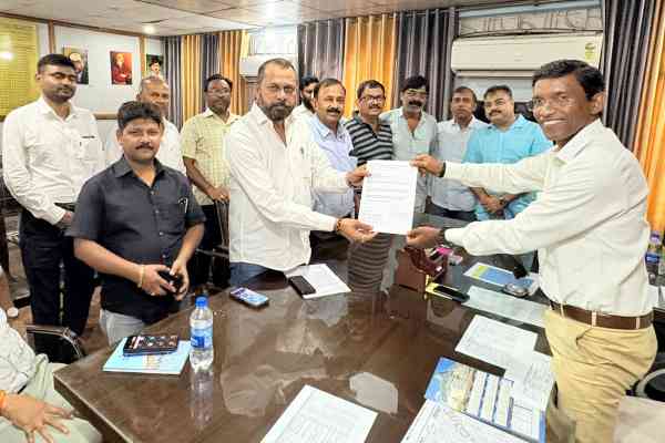 Jamshedpur : बिजली की समस्याओं के समाधान के लिये कांग्रेस ने महाप्रबंधक को सौंपा ज्ञापन