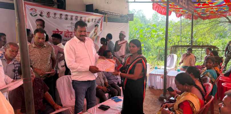 Chaibasa:  जगन्नाथपुर में कांग्रेस की ओर से चलाया गया वोट चोर गद्दी छोड़ हस्ताक्षर अभियान