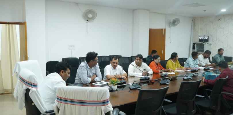 Chaibasa: :  प्रधानमंत्री विश्वकर्मा योजना के तहत 18 ट्रेड में 10164 आवेदन, डीसी ने की समीक्षा