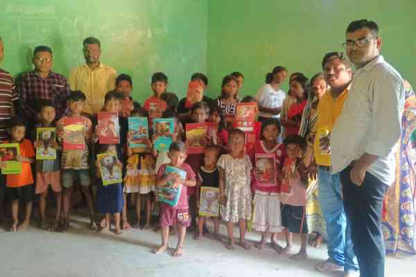प्रधानमंत्री के जन्मदिन पर बहरागोड़ा में भाजपाइयों ने बच्चों के बीच बांटे शिक्षण सामग्री