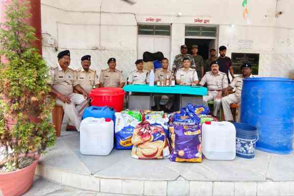 Chandil : नीमडीह में नकली अंग्रेजी शराब की मिनी फैक्ट्री का भंडाफोड़, दो गिरफ्तार