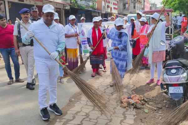 Chaibasa: उपायुक्त ने किया स्वच्छता ही सेवा अंतर्गत स्वच्छोत्सव-2025 अभियान का शुभारंभ