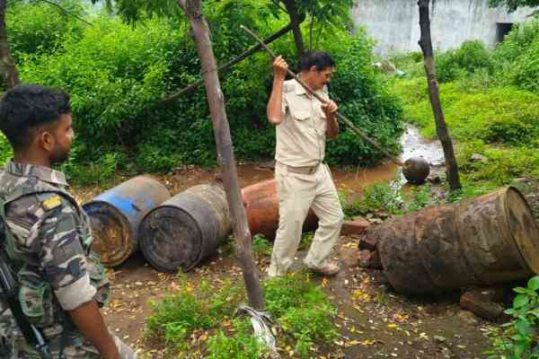 Seraikela : त्योहार से पूर्व राजनगर पुलिस की बड़ी कार्रवाई, दर्जनों अवैध शराब भट्ठियां नष्ट