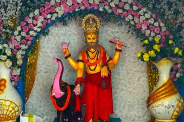 रेल नगरी चक्रधरपुर में सृष्टि के रचयिता भगवान विश्वकर्मा की हुई पूजा
