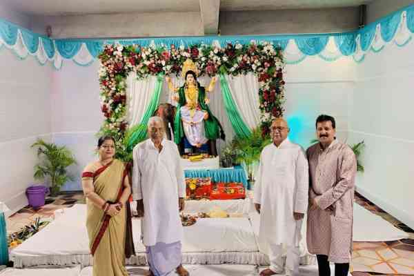 Jamshedpur : विश्वकर्मा पूजा पर सरयू राय ने पंडालों का भ्रमण कर पाया प्रसाद