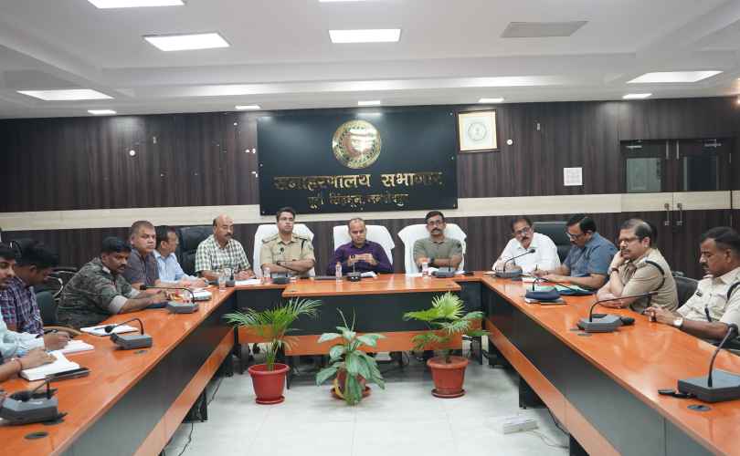 Jamshedpur: त्योहारों के दौरान विधि व्यवस्था को लेकर डीसी ने की बैठक, दिए गए आवश्यक दिशा-निर्देश