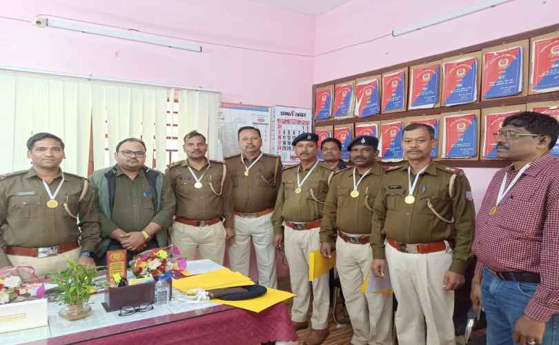 Baharagoda: 'असाधारण सेवा' के लिये मैत्री संगठन ने थाना प्रभारी समेत बहरागोड़ा थाना की पुलिस टीम को किया सम्मानित