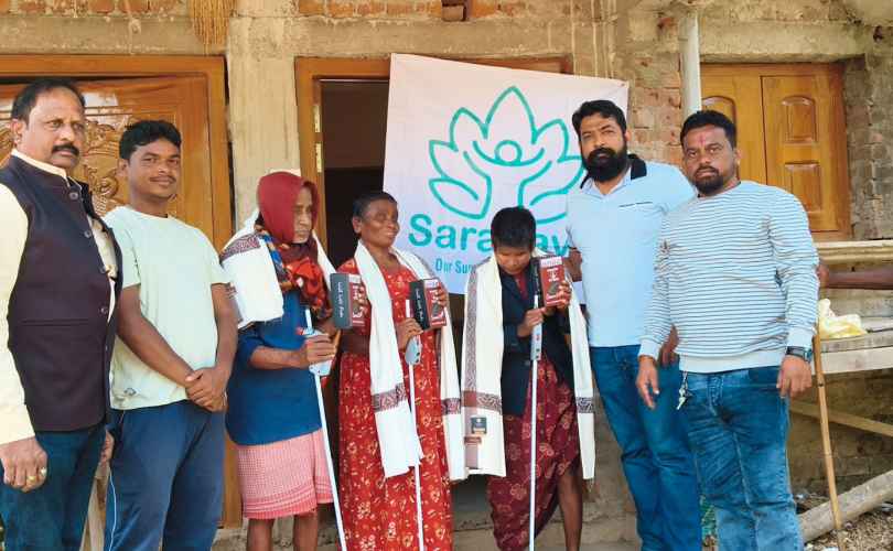 Jamshedpur: श्री सारण्या फाउंडेशन ने पांच दिव्यांग महिला-पुरुष को दिये डिजिटल स्टीक