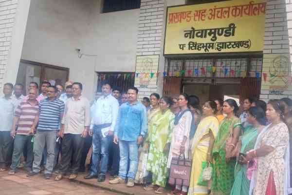 Chaibasa: नोवामुंडी प्रखंड विकास पदाधिकारी के खिलाफ प्रखंड राशन डीलर संघ ने खोला मोर्चा