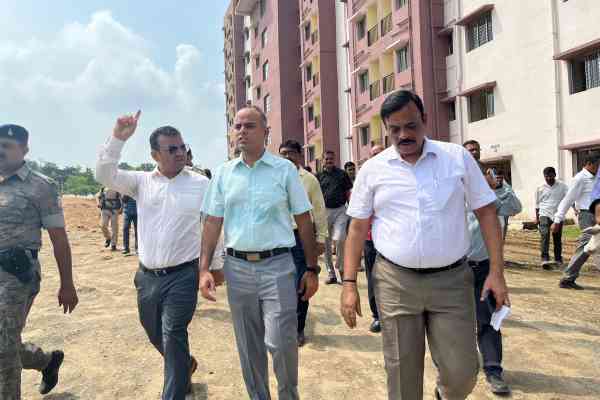 Jamshedpur : डीसी ने किया बिरसानगर किफायती आवास योजना का निरीक्षण, निर्माण जल्द पूरा करने का निर्देश