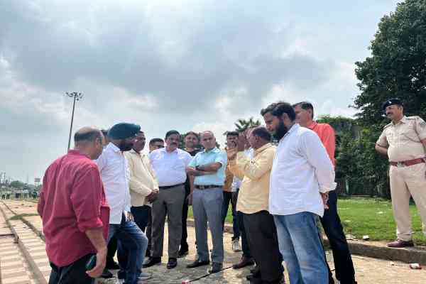 Jamshedpur : उपायुक्त ने किया कई घाटों का निरीक्षण, प्रतिमा विसर्जन के लिए तैयार करने का निर्देश