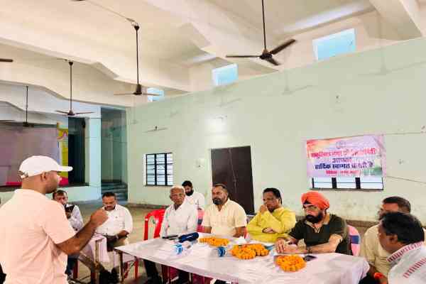 Jamshedpur : संगठन सृजन अभियान के तहत समीक्षा को चाकुलिया पहुंचे सिरीबेला प्रसाद