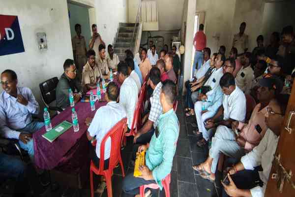 Bahragora: शांतिपूर्ण दुर्गा पूजा के लिए बरसोल थाना में हुई शांति समिति की बैठक