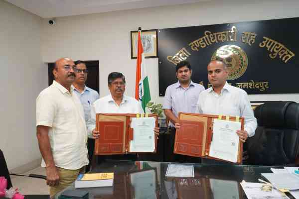Jamshedpur : राखा कॉपर माइंस के खुलने का रास्ता साफ, लीज डीड पर उपायुक्त ने किया हस्ताक्षर