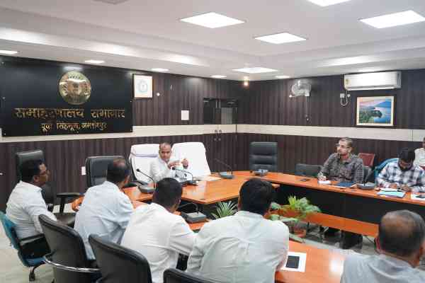 Jamshedpur : सीएसआर की समीक्षा बैठक में आजीविका संवर्धन, शिक्षा, स्वास्थ्य संबंधी प्रोजेक्ट पर जोर