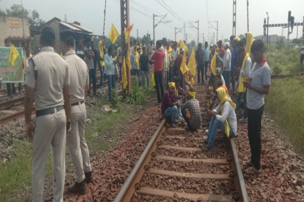 Seraikela:  अनुसूचित जनजाति में शामिल करने की मांग को लेकर कुड़मी समाज ने सीनी में किया रेलवे ट्रैक पर प्रदर्शन