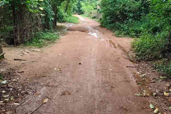 Bahragoda:  पाथरघाटा गांव को एनएच से जोड़ने वाली सड़क बदहाल, ग्रामीणों ने की मरम्मत की मांग