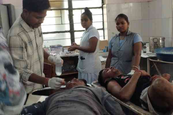 मनोहरपुर-चिड़िया मुख्य मार्ग पर कमारबेड़ा में दो बाइक में भिड़ंत, चार युवक घायल