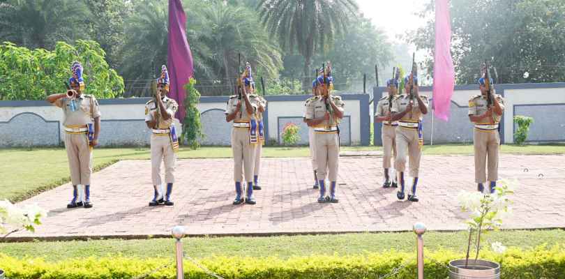 Jadugoda:  पुलिस स्मृति दिवस पर सीआरपीएफ ने वीर शहीदों की याद में दी सशस्त्र सलामी, स्मारक पर माल्यार्पण